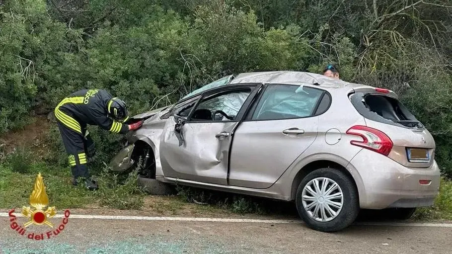Perde il controllo dell’auto e finisce fuori strada: donna ferita a Olbia