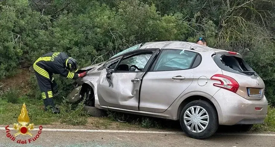 Perde il controllo dell’auto e finisce fuori strada: donna ferita a Olbia