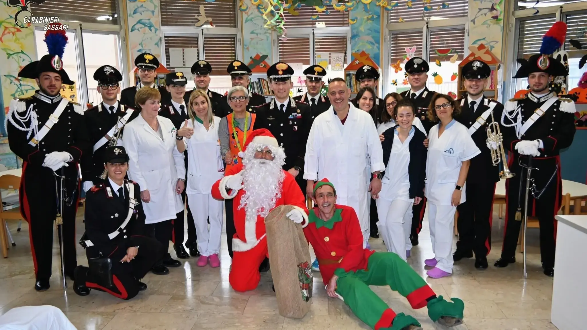 Natale in corsia, i Carabinieri portano doni e sorrisi ai piccoli di Pediatria a Sassari