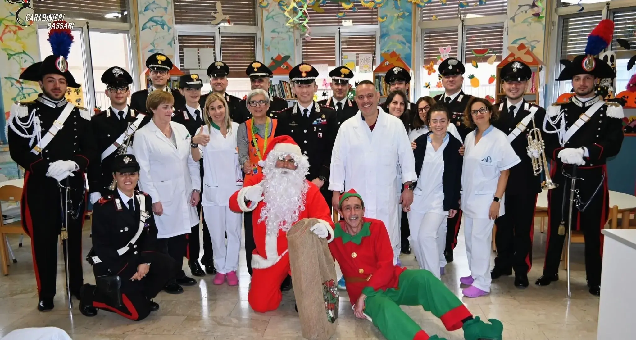 Natale in corsia, i Carabinieri portano doni e sorrisi ai piccoli di Pediatria a Sassari