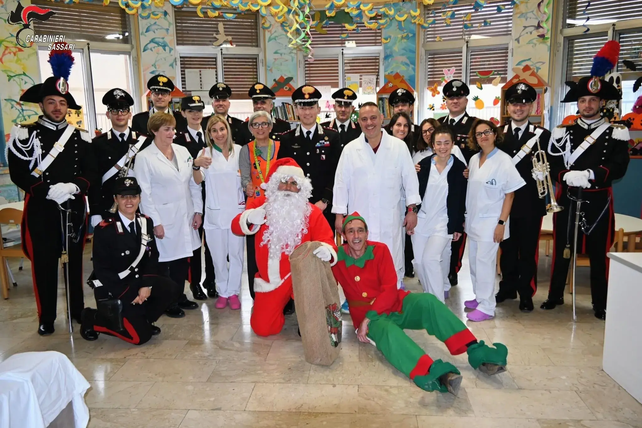 Natale in corsia, i Carabinieri portano doni e sorrisi ai piccoli di Pediatria a Sassari
