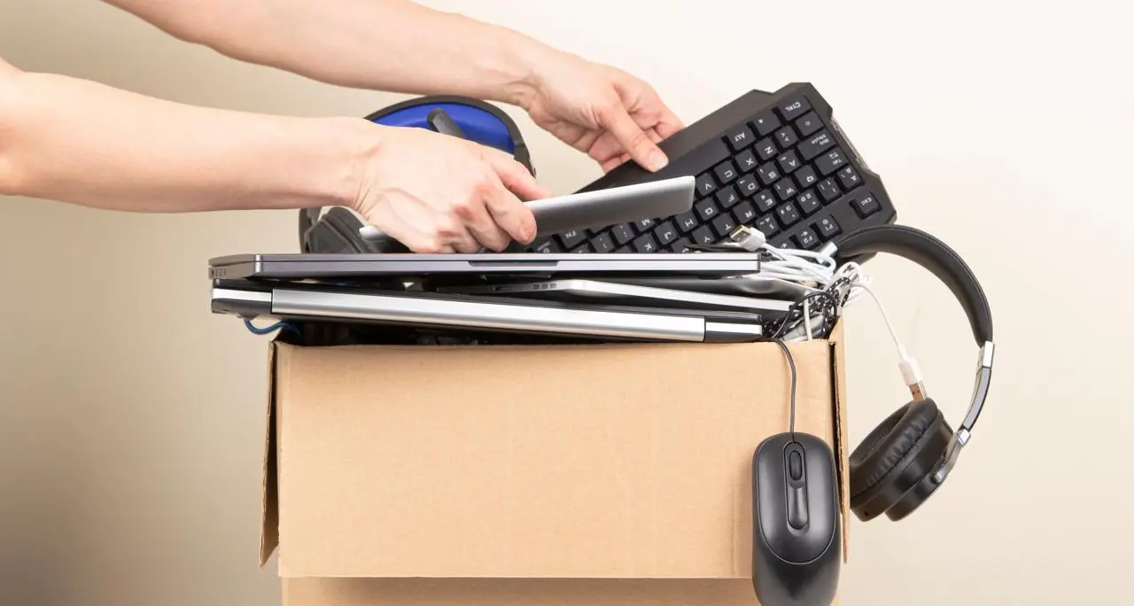 Rifiuti, indagine: un italiano su due non conosce i Raee ma il 73% si considera preparato sul riciclo