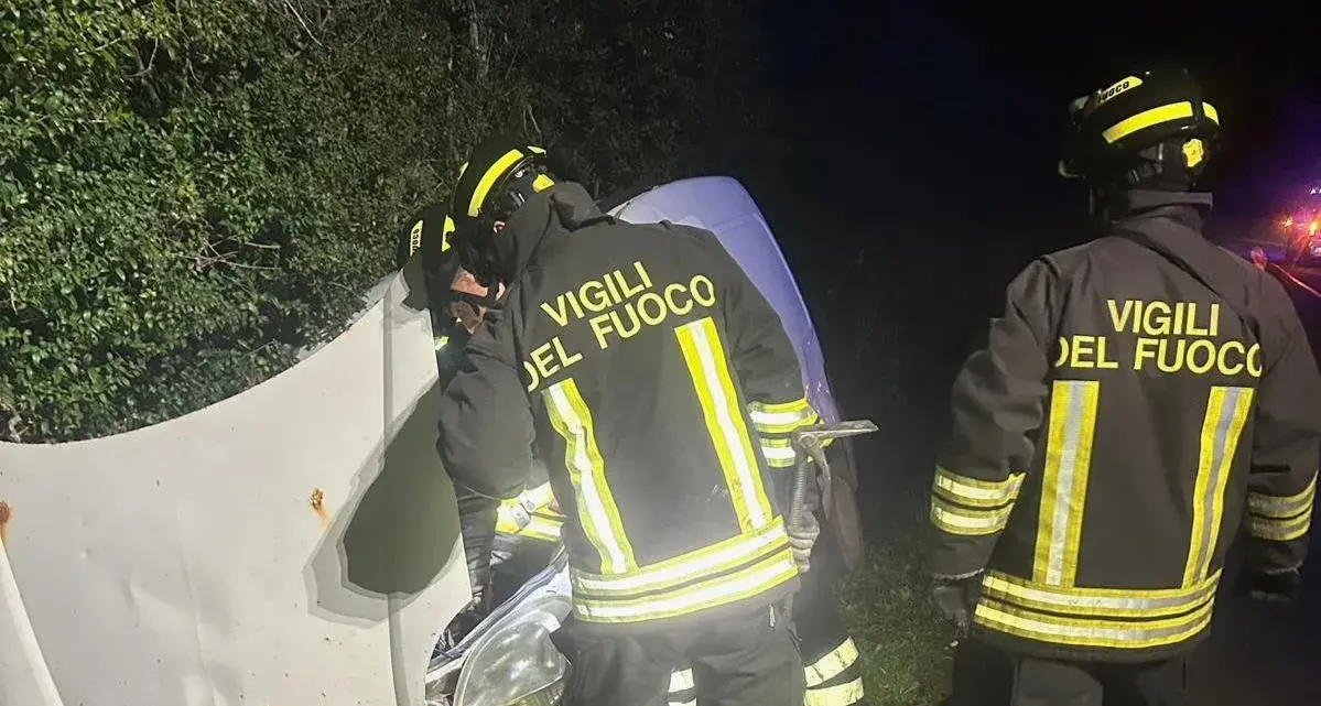 Incidente sulla SP 18 per Argentiera: auto e furgone fuori strada, 3 feriti