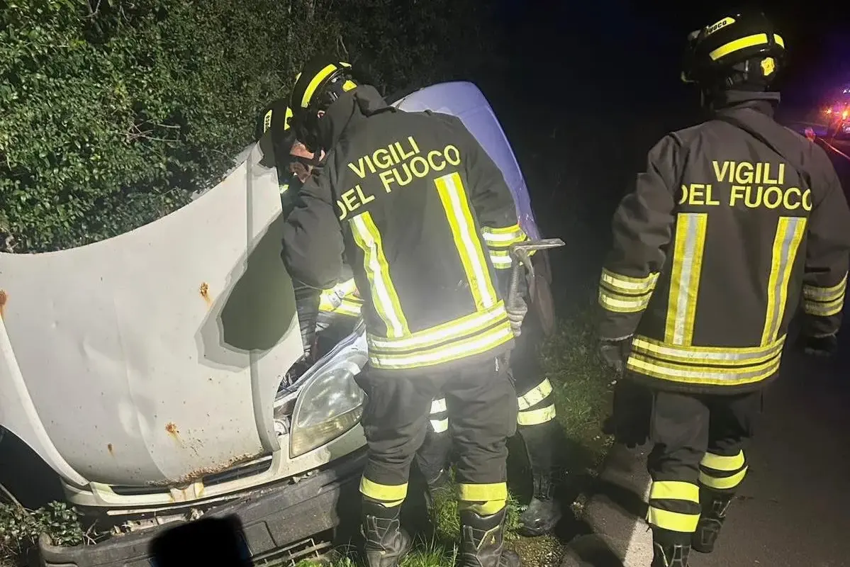 Incidente sulla SP 18 per Argentiera: auto e furgone fuori strada, 3 feriti