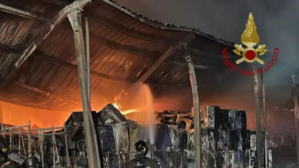 Macchiareddu, in fiamme capannone per il recupero di metalli