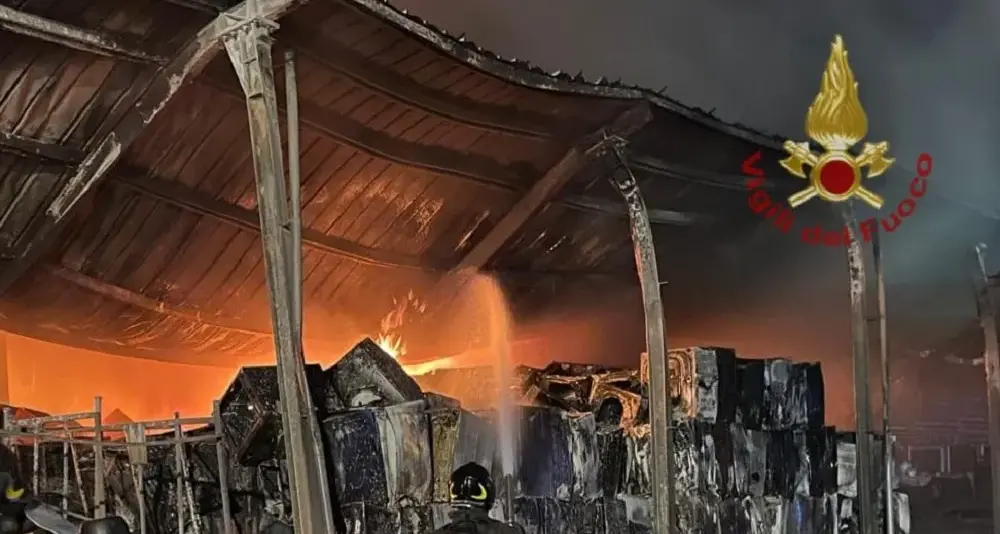 Macchiareddu, in fiamme capannone per il recupero di metalli