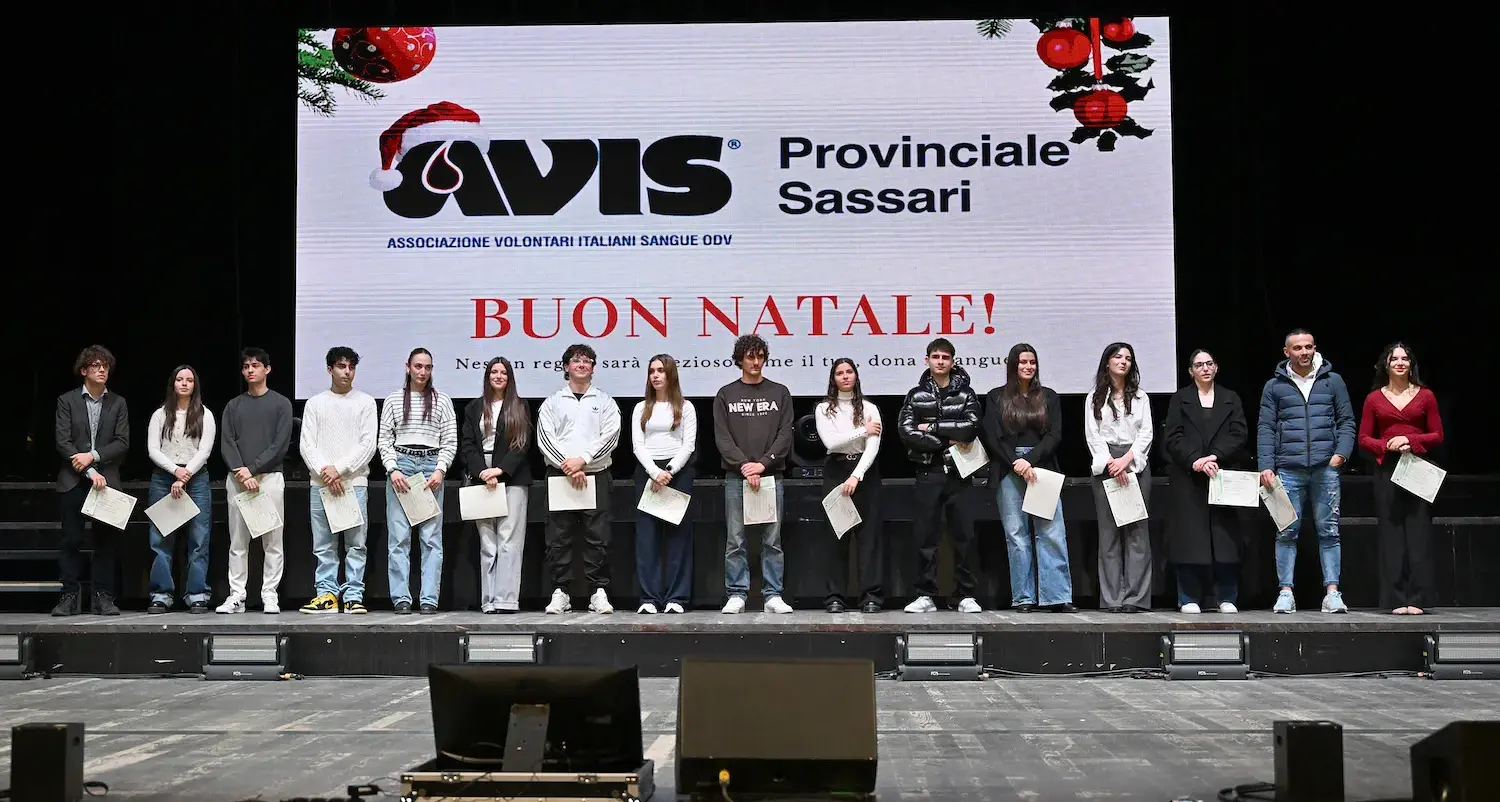 Assegni di merito dell'Avis agli studenti donatori:al Teatro Comunale di Sassari premiati in ventuno