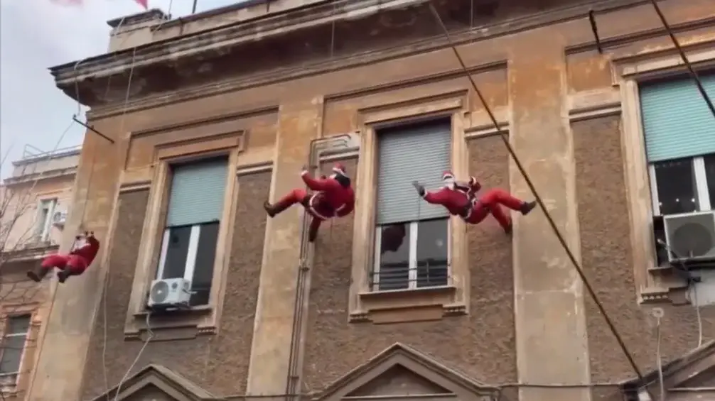 Poliziotti vestiti da Babbo Natale portano gioia ai piccoli pazienti del Policlinico Umberto I