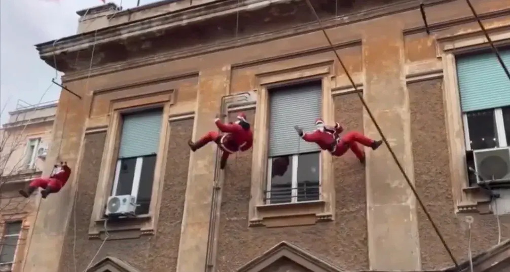 Poliziotti vestiti da Babbo Natale portano gioia ai piccoli pazienti del Policlinico Umberto I