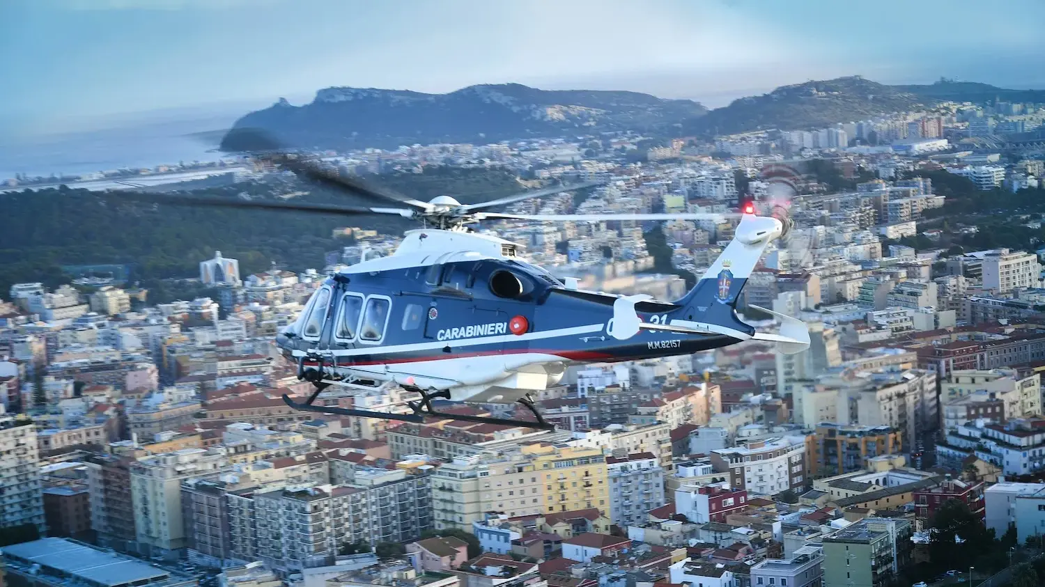 Notte di tensione a Cagliari. Giovani in fuga dopo attacco con arance e bomba carta