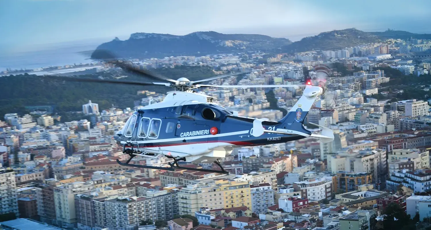 Notte di tensione a Cagliari. Giovani in fuga dopo attacco con arance e bomba carta