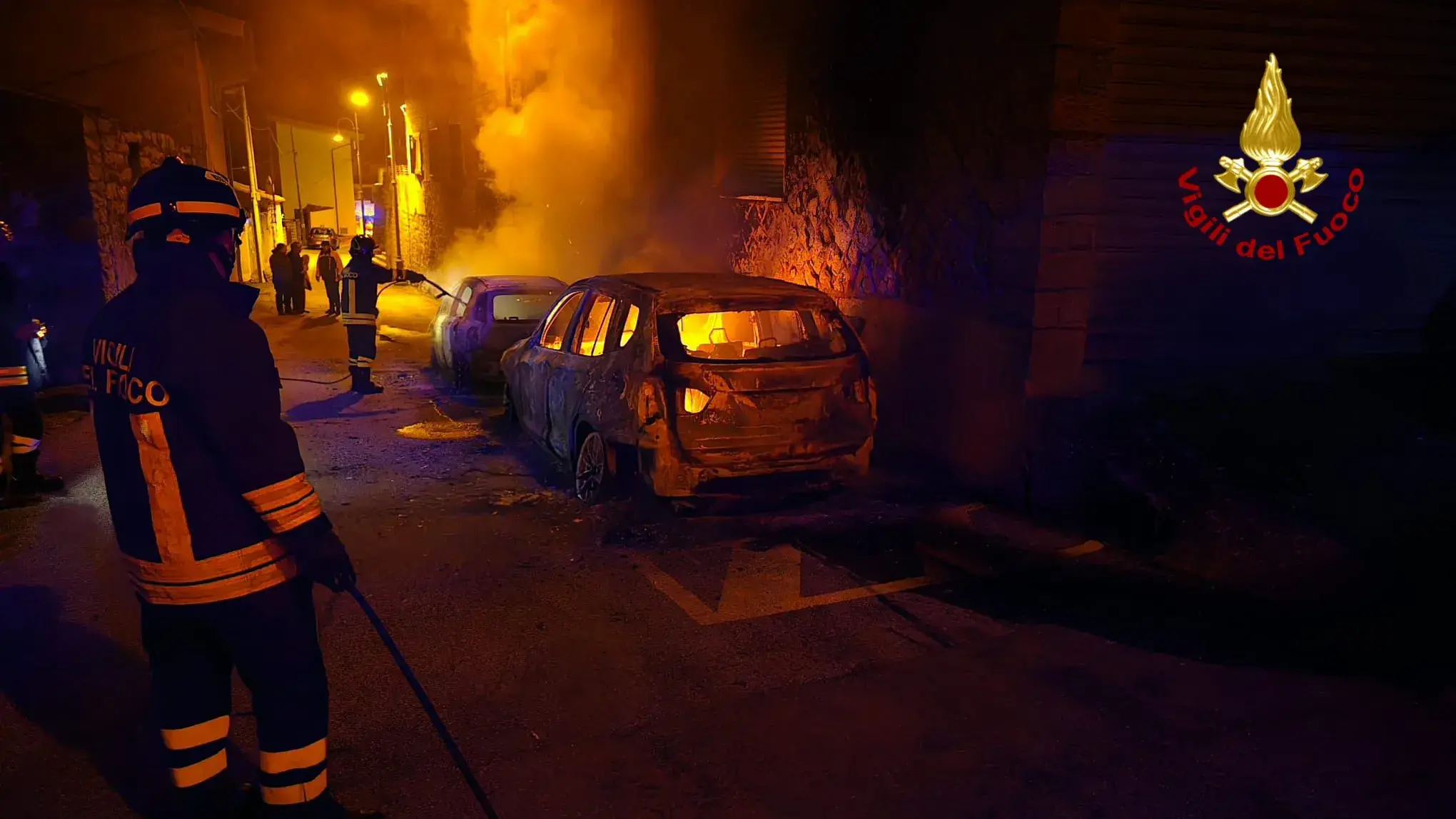 Teti. Incendio coinvolge tre auto nella notte: intervengono i Vigili del fuoco