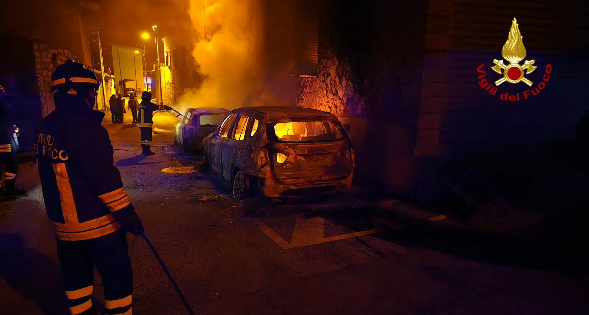 Teti. Incendio coinvolge tre auto nella notte: intervengono i Vigili del fuoco