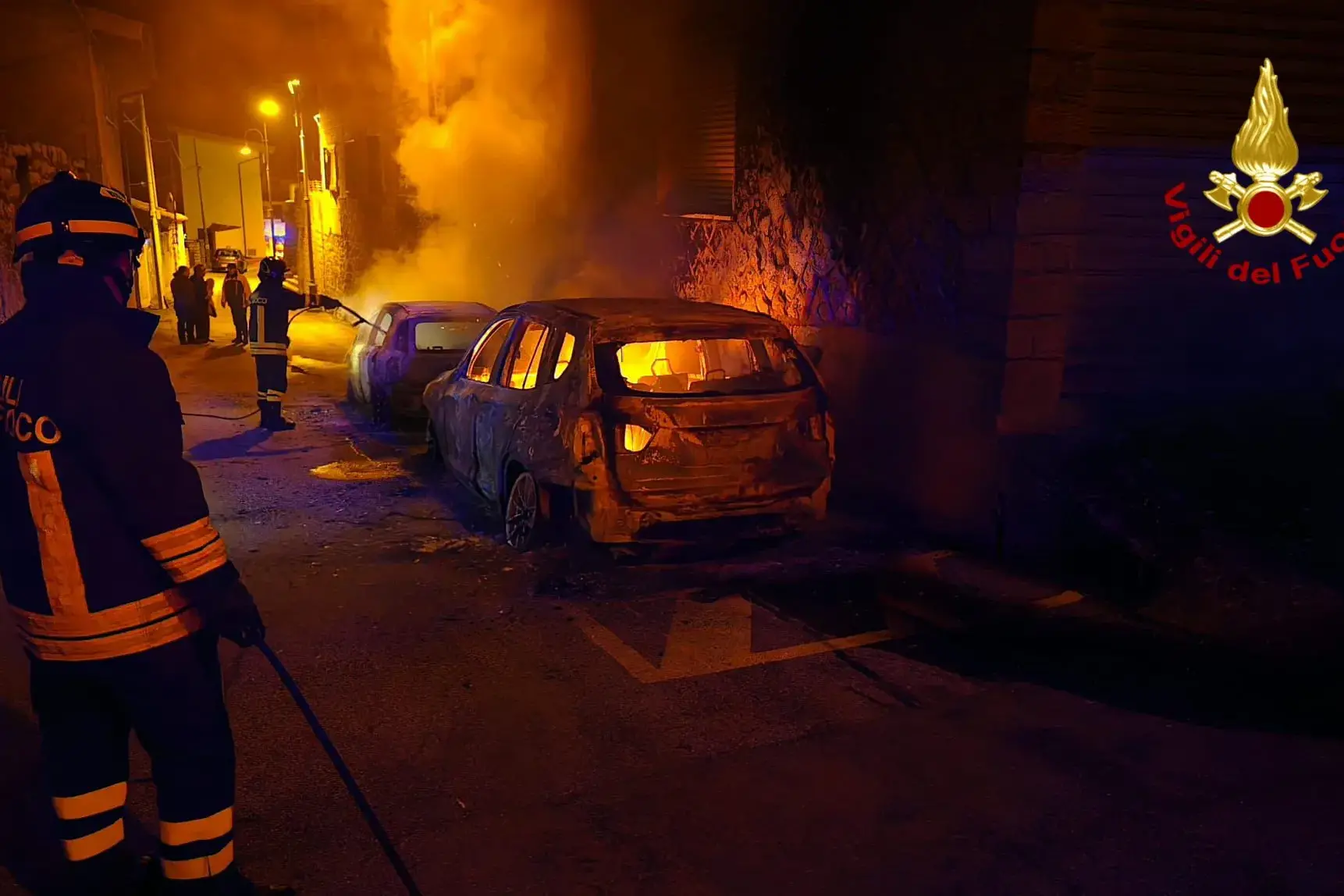 Teti. Incendio coinvolge tre auto nella notte: intervengono i Vigili del fuoco