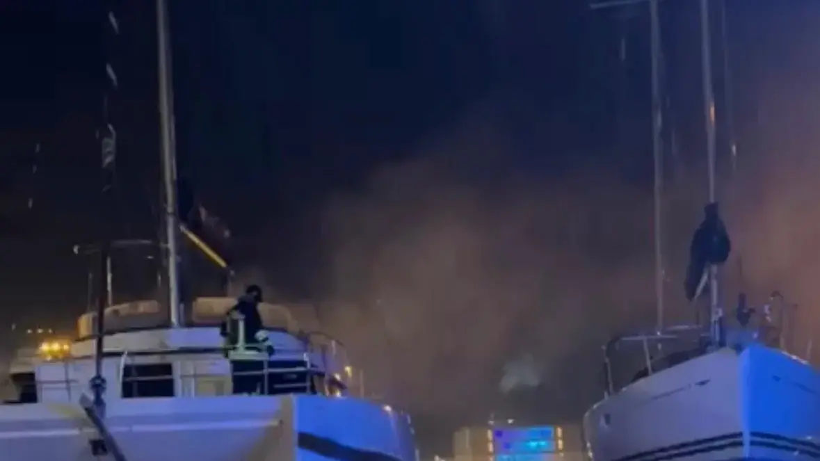 Principio d'incendio su un catamarano: paura a Olbia, intervento dei Vigili del Fuoco