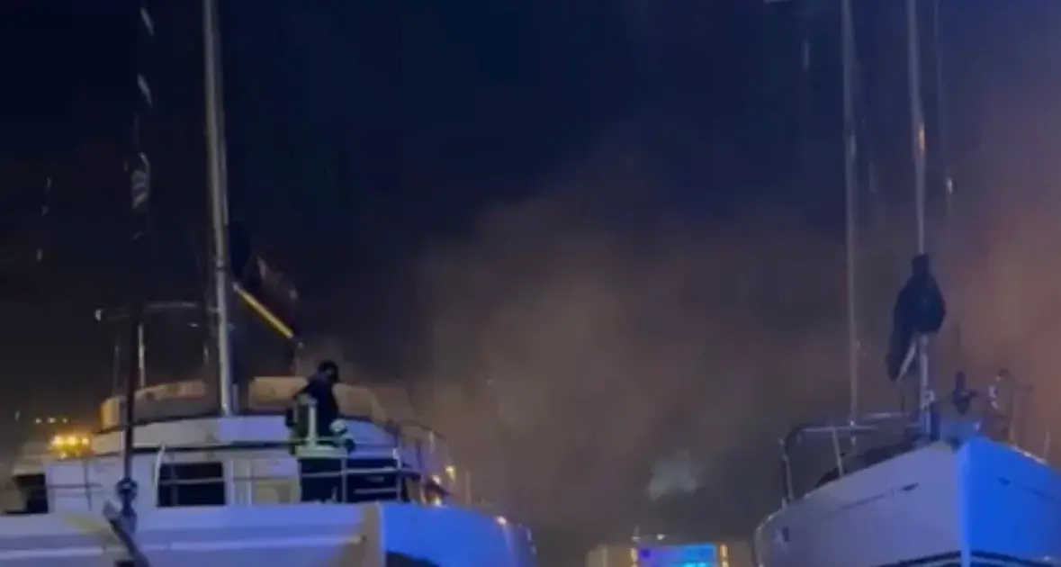 Principio d'incendio su un catamarano: paura a Olbia, intervento dei Vigili del Fuoco