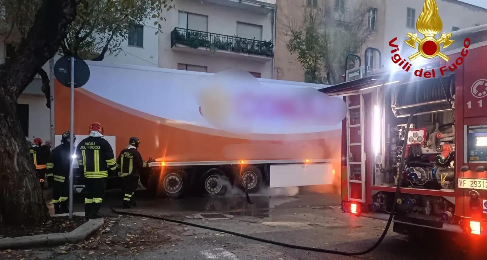 Incendio ad Alghero: camion in fiamme, intervento dei Vigili del fuoco | IL VIDEO