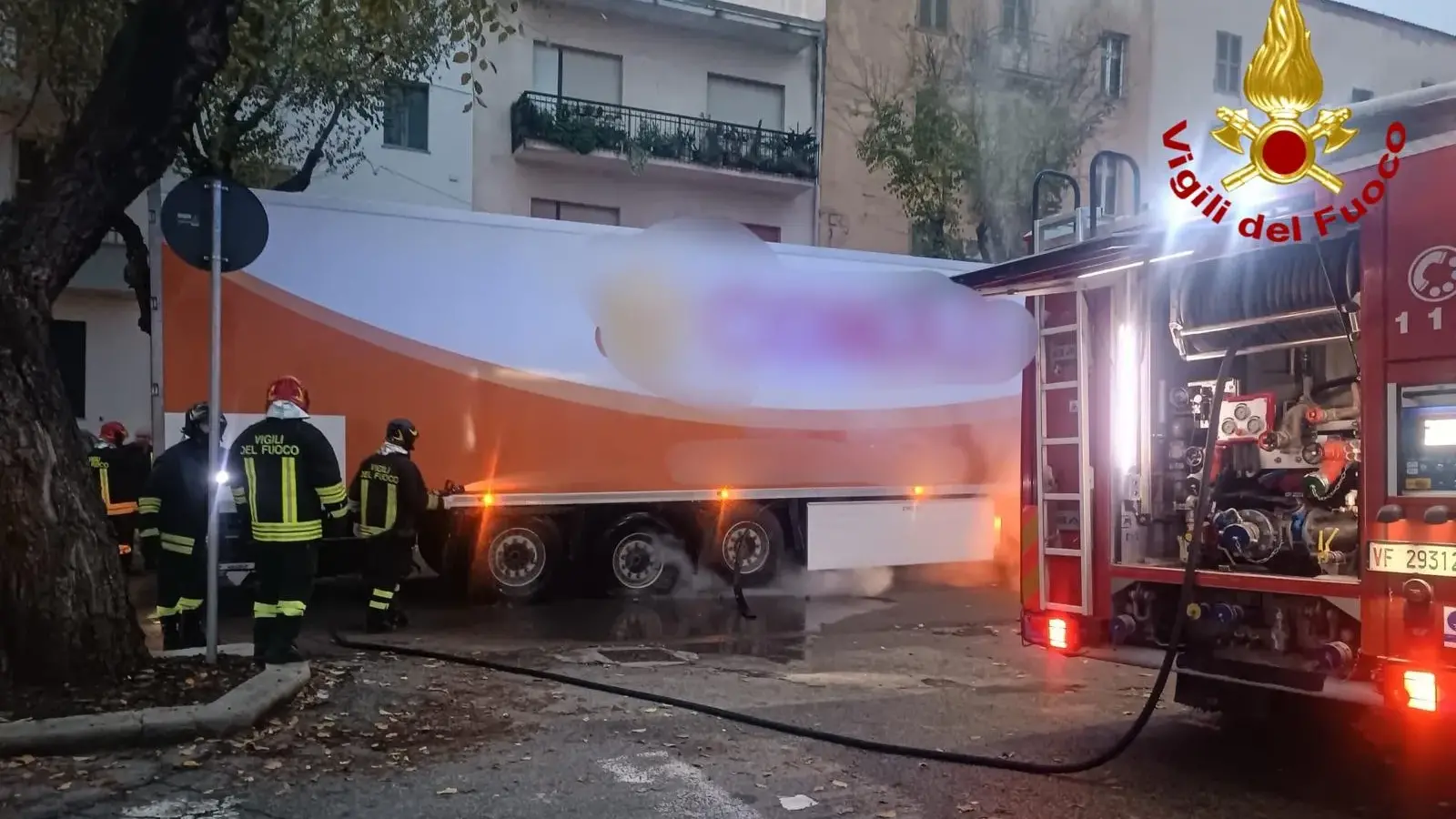 Camion avvolto dalle fiamme ad Alghero