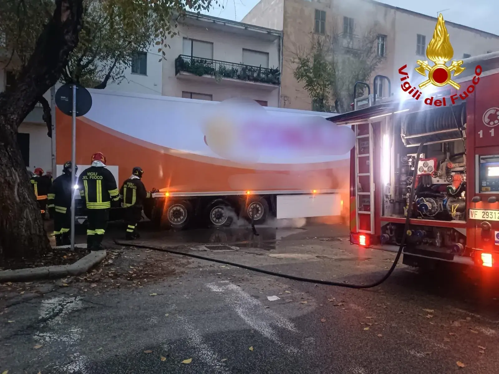 Camion avvolto dalle fiamme ad Alghero