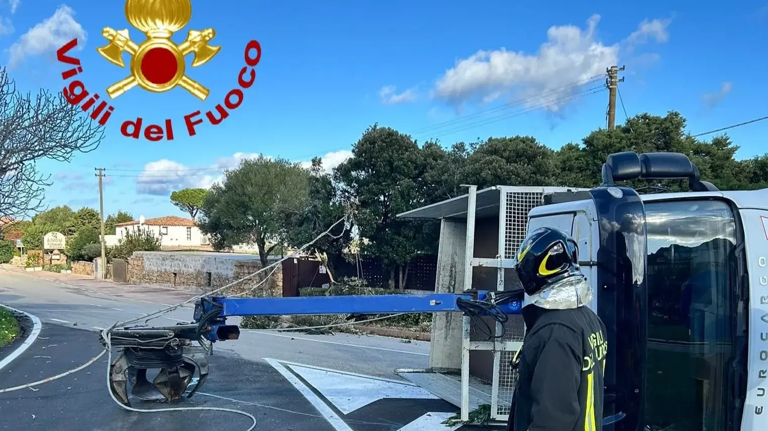 Camion si ribalta sulla SP59 ad Arzachena: tranciati cavi elettrici e traffico bloccato