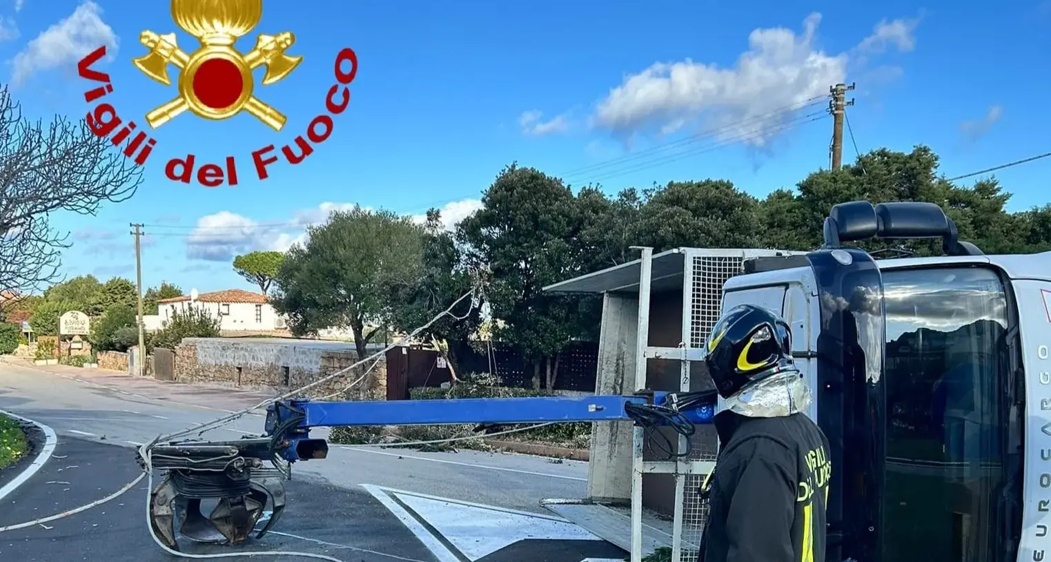 Camion si ribalta sulla SP59 ad Arzachena: tranciati cavi elettrici e traffico bloccato