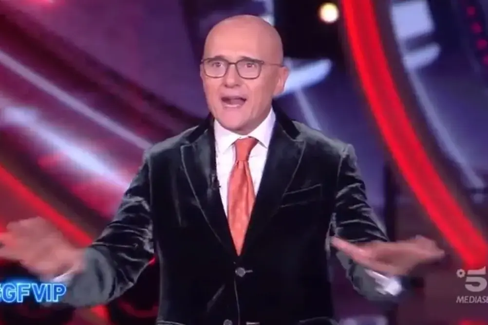 <p>Foto da programma Mediaset</p>\\n