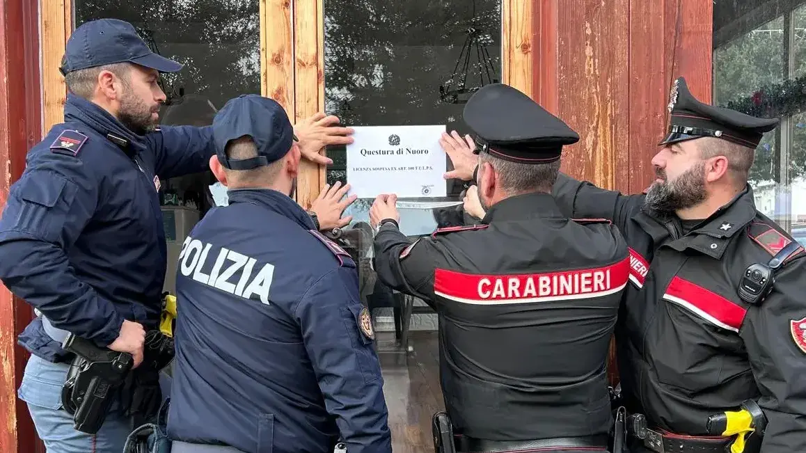 Carabinieri e poliziotti accerchiati e colpiti con petardi, chiuso bar a Silanus
