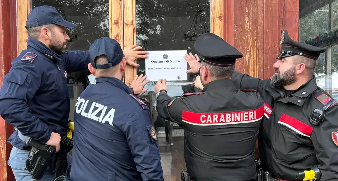 Carabinieri e poliziotti accerchiati e colpiti con petardi, chiuso bar a Silanus