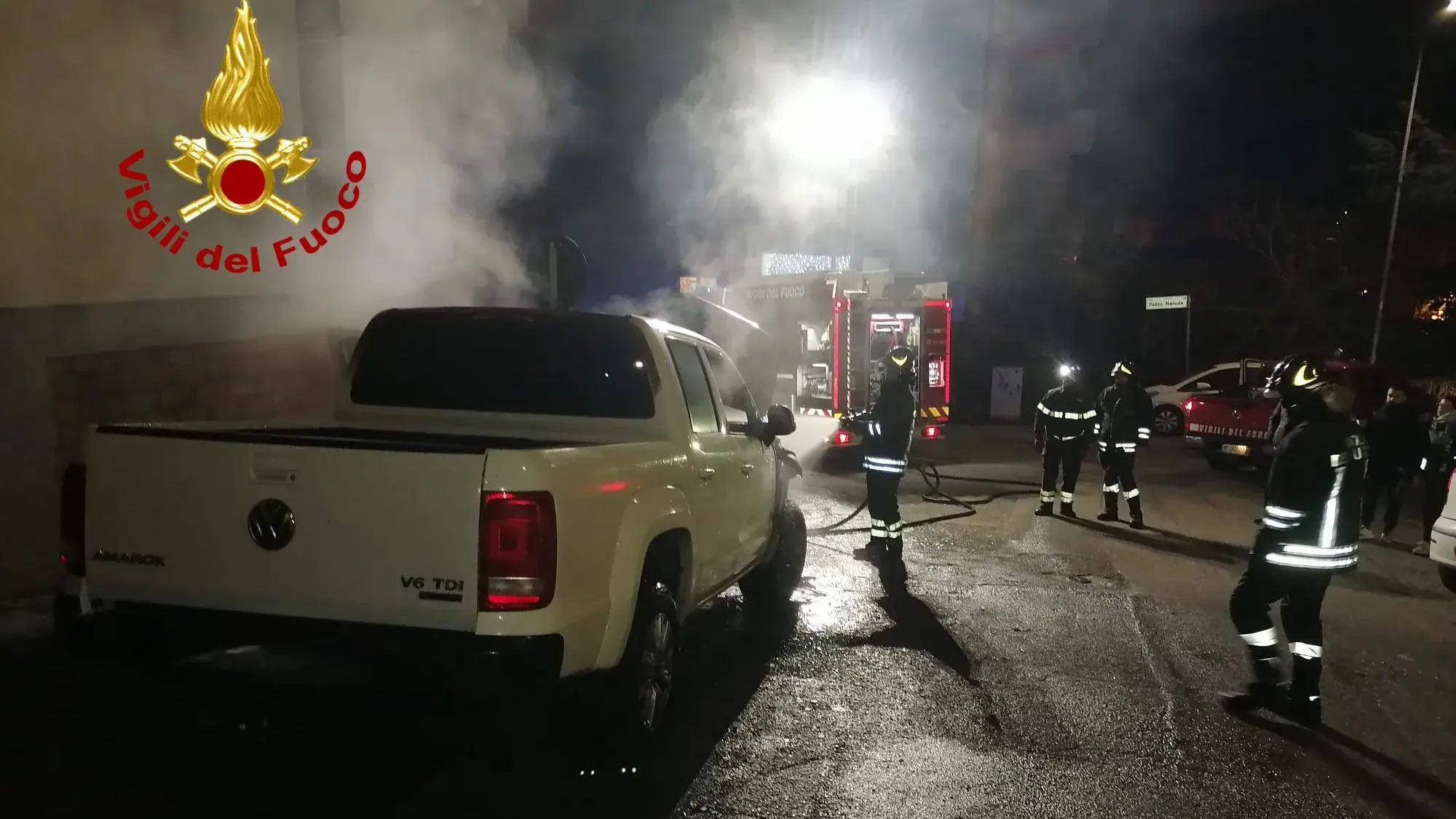 Paura nella notte a Nuoro: auto divorata da un incendio, indagini in corso