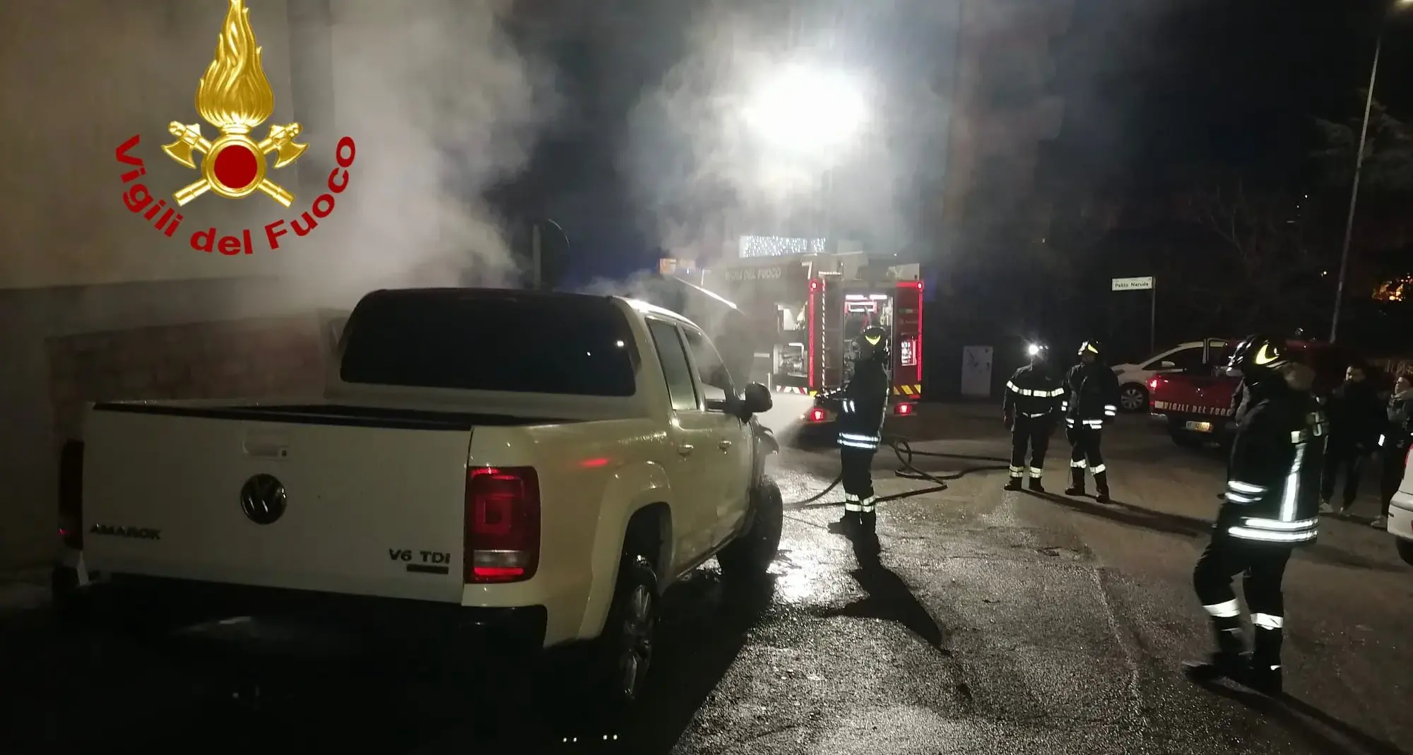 Paura nella notte a Nuoro: auto divorata da un incendio, indagini in corso