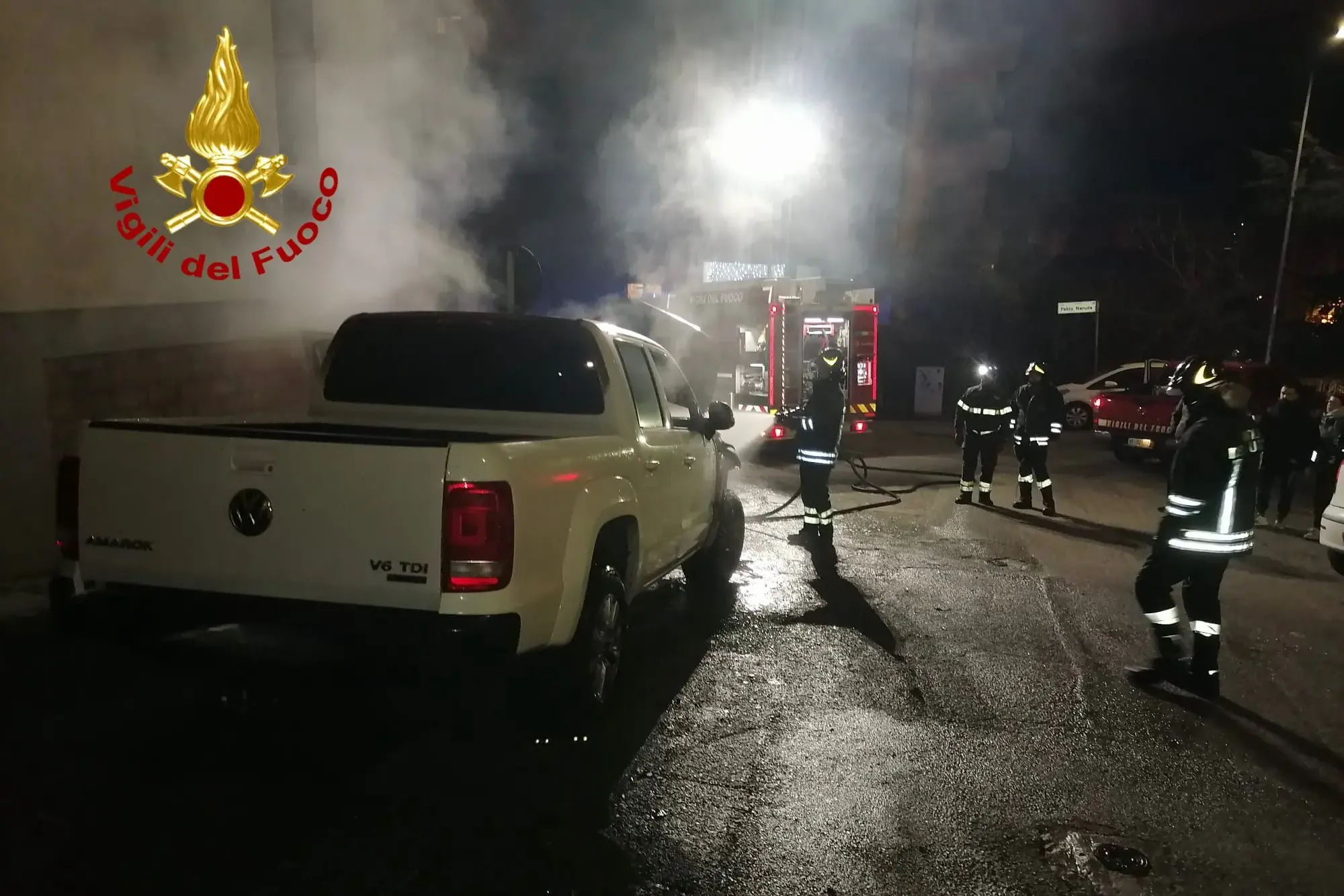 Paura nella notte a Nuoro: auto divorata da un incendio, indagini in corso