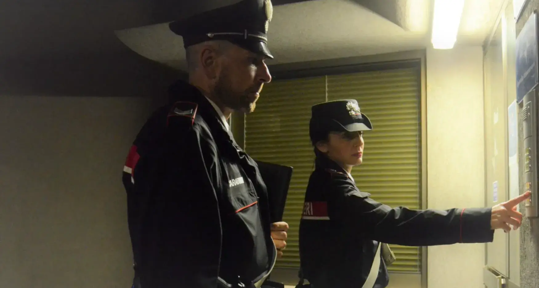 Accoltella il compagno della madre e fugge in auto: fermato dai carabinieri