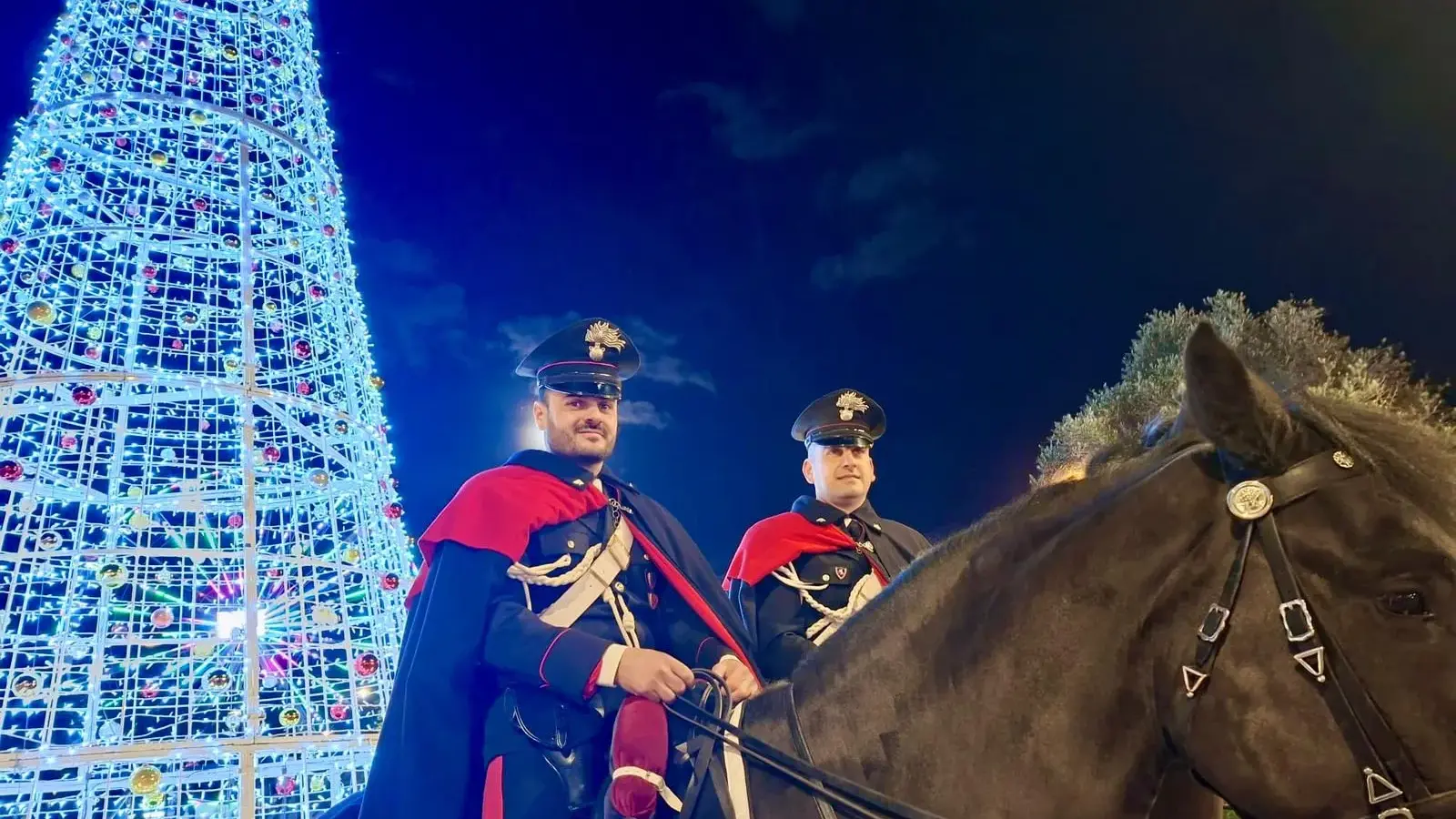 Festività a Olbia: i Carabinieri a cavallo conquistano grandi e piccini