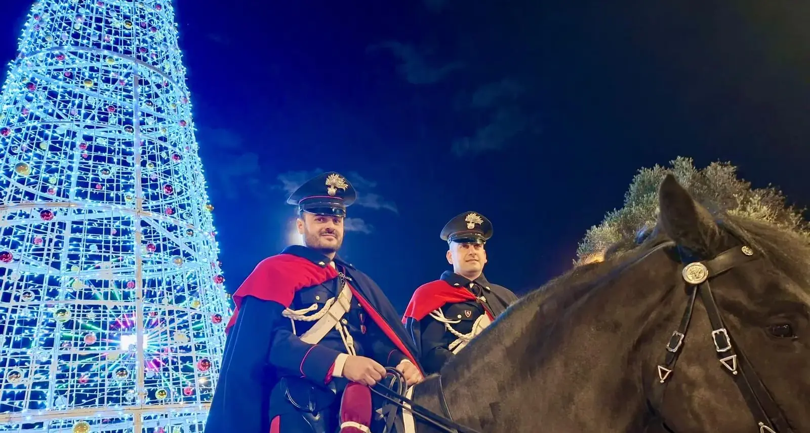Festività a Olbia: i Carabinieri a cavallo conquistano grandi e piccini