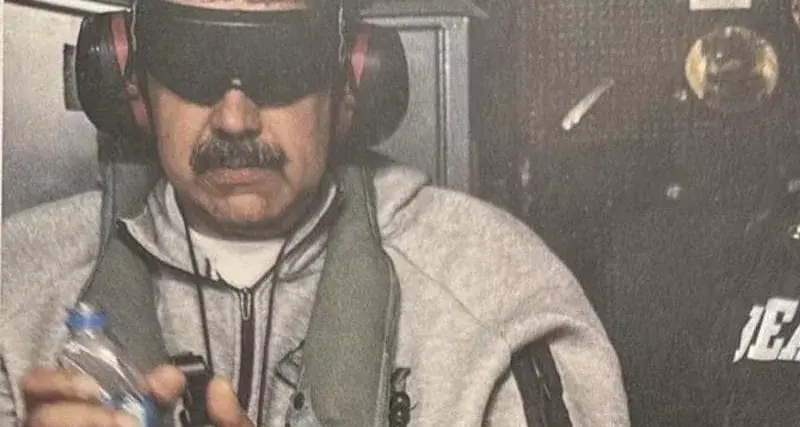 Maduro ammanettato a bordo di una nave: Trump condivide lo scatto