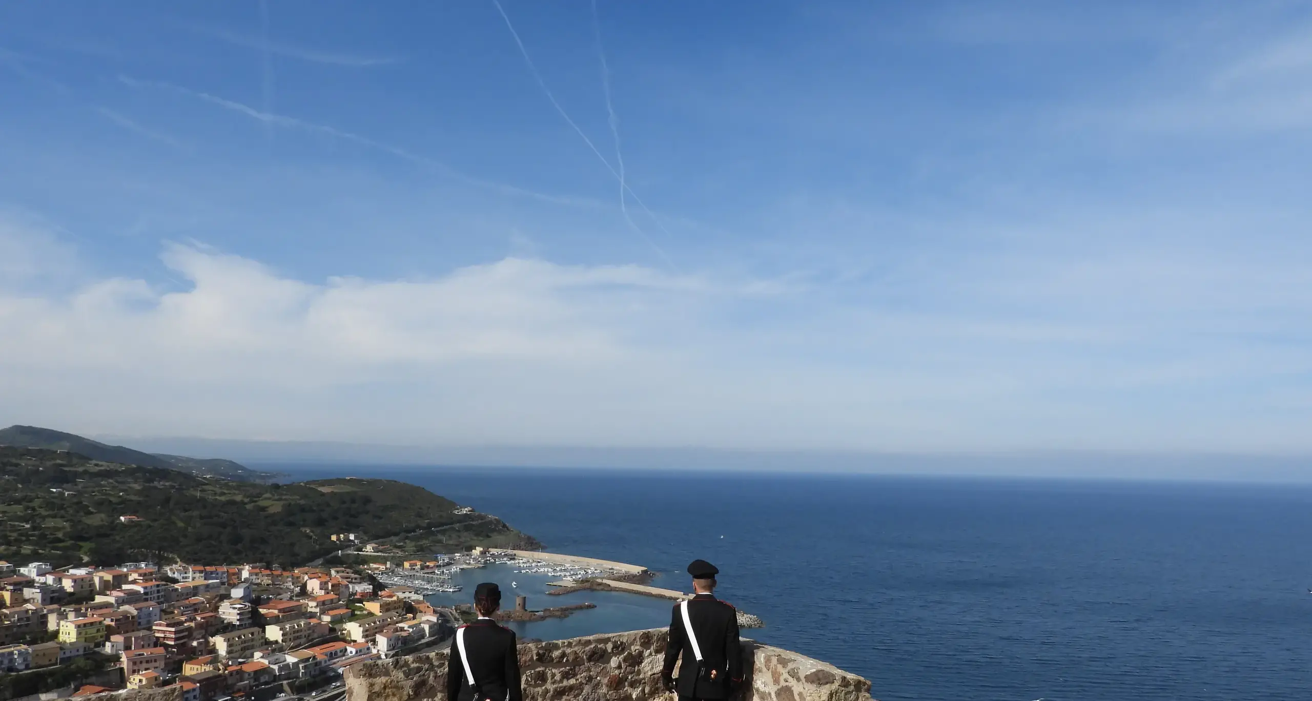 Scoperto in possesso di droga e bastone durante i controlli stradali: arresto a Castelsardo