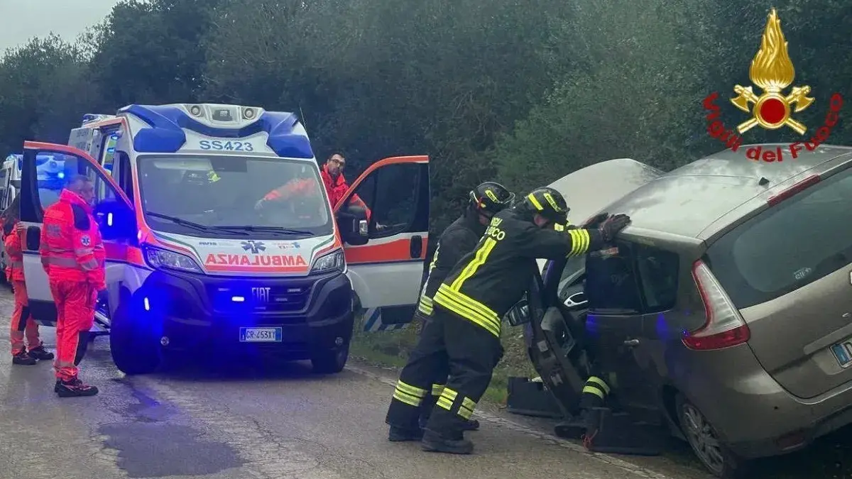 Auto fuori strada sulla SP 56 a Sassari: due feriti portati in ospedale