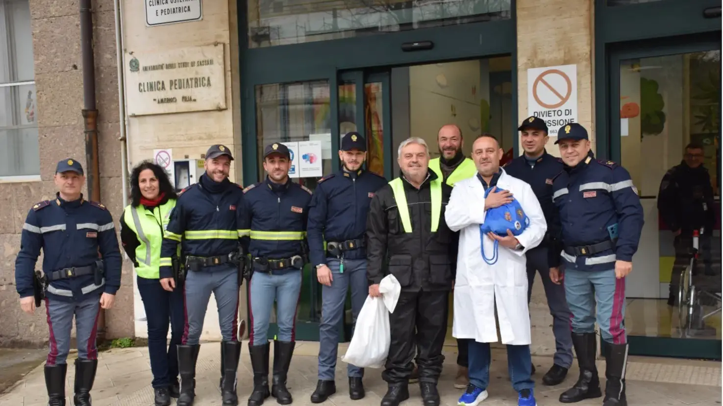 Epifania di solidarietà a Sassari: la Polizia porta doni ai bambini dell'ospedale pediatrico