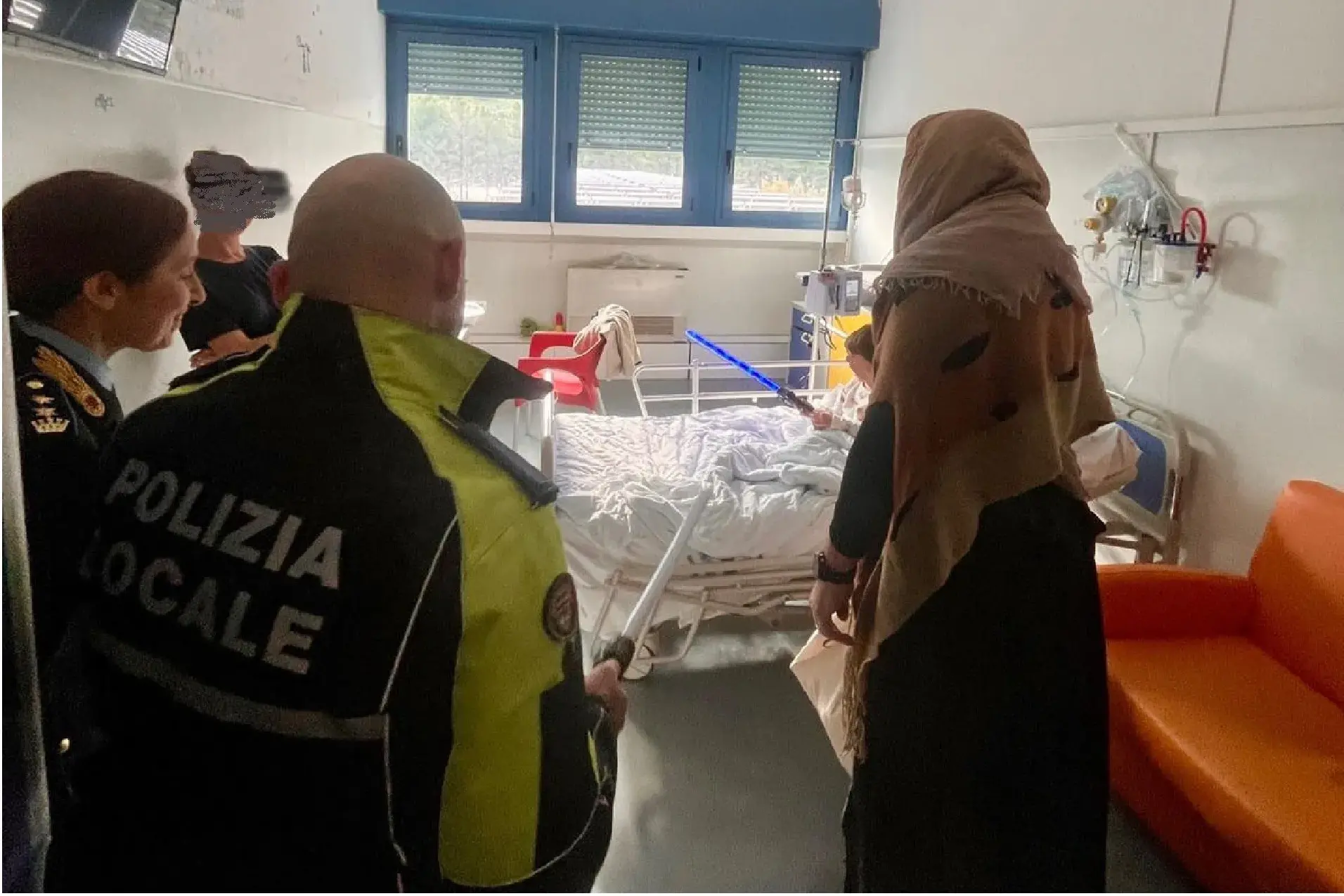 Solidarietà a Cagliari: la Befana dei Vigili porta gioia negli ospedali