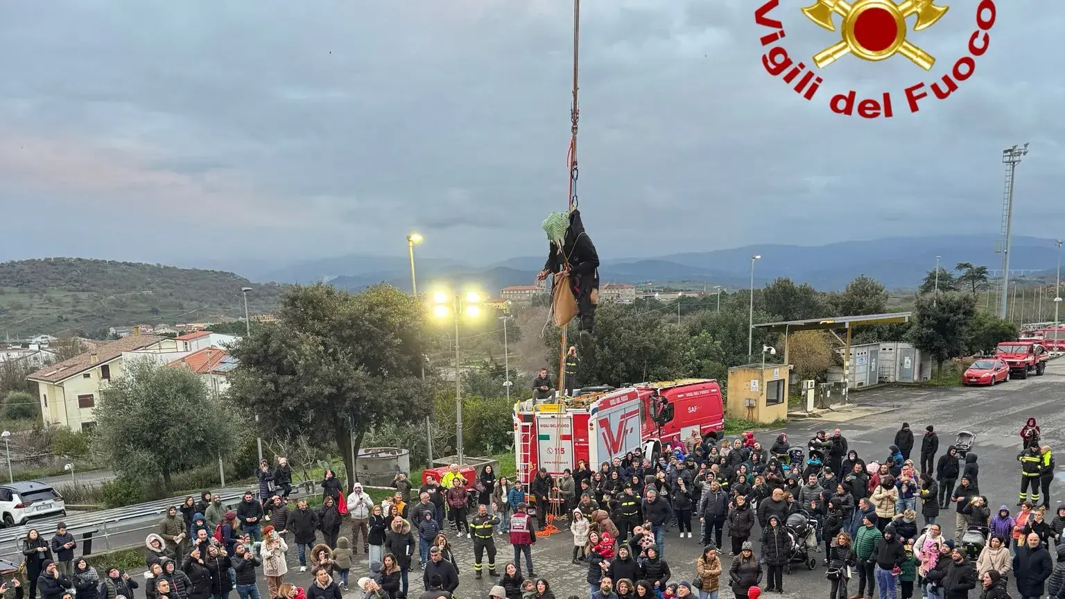 La Befana dei Vigili del Fuoco incanta i bambini a Nuoro