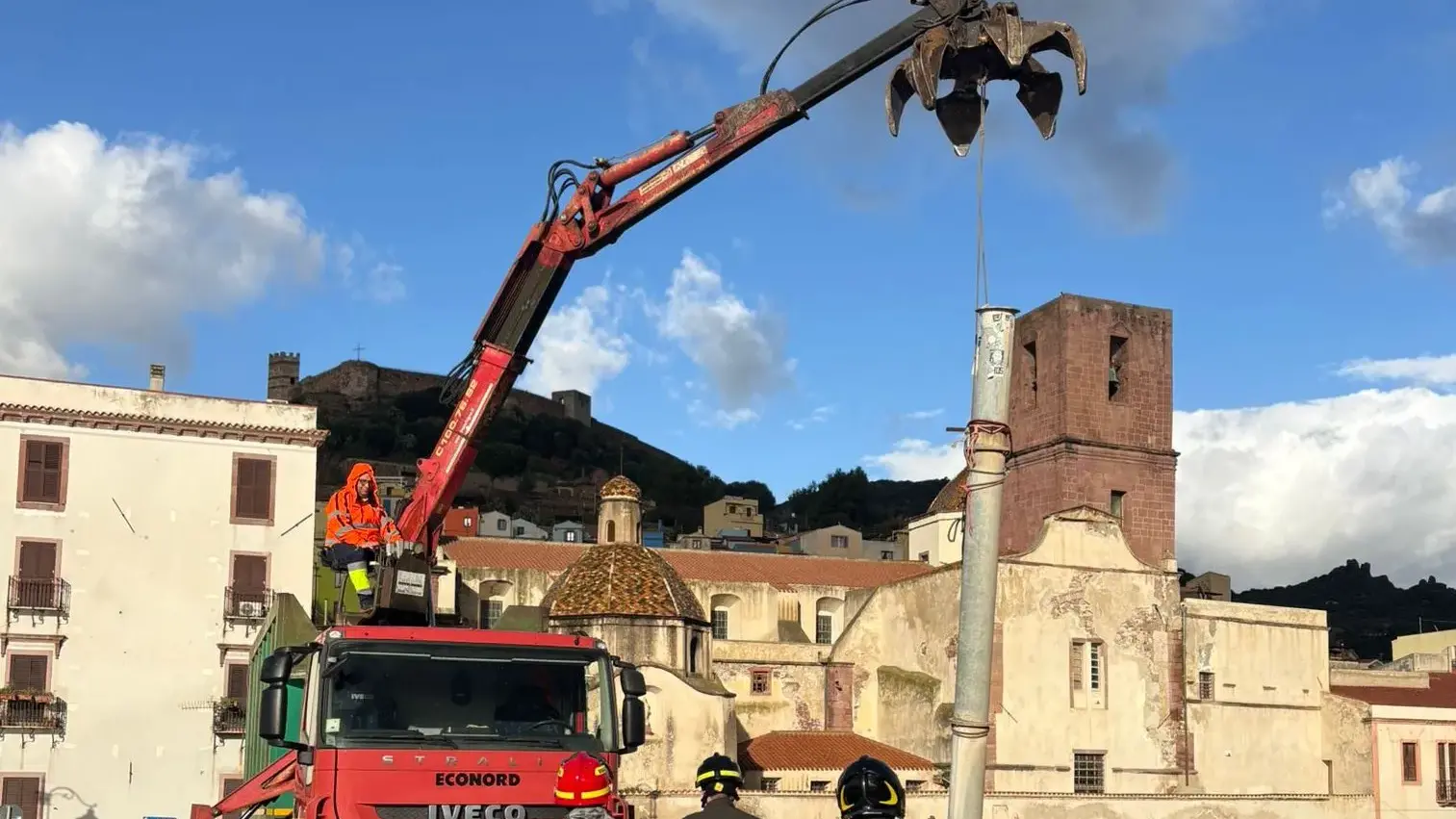 A Bosa rimossa la stadia pericolante dal Ponte Vecchio