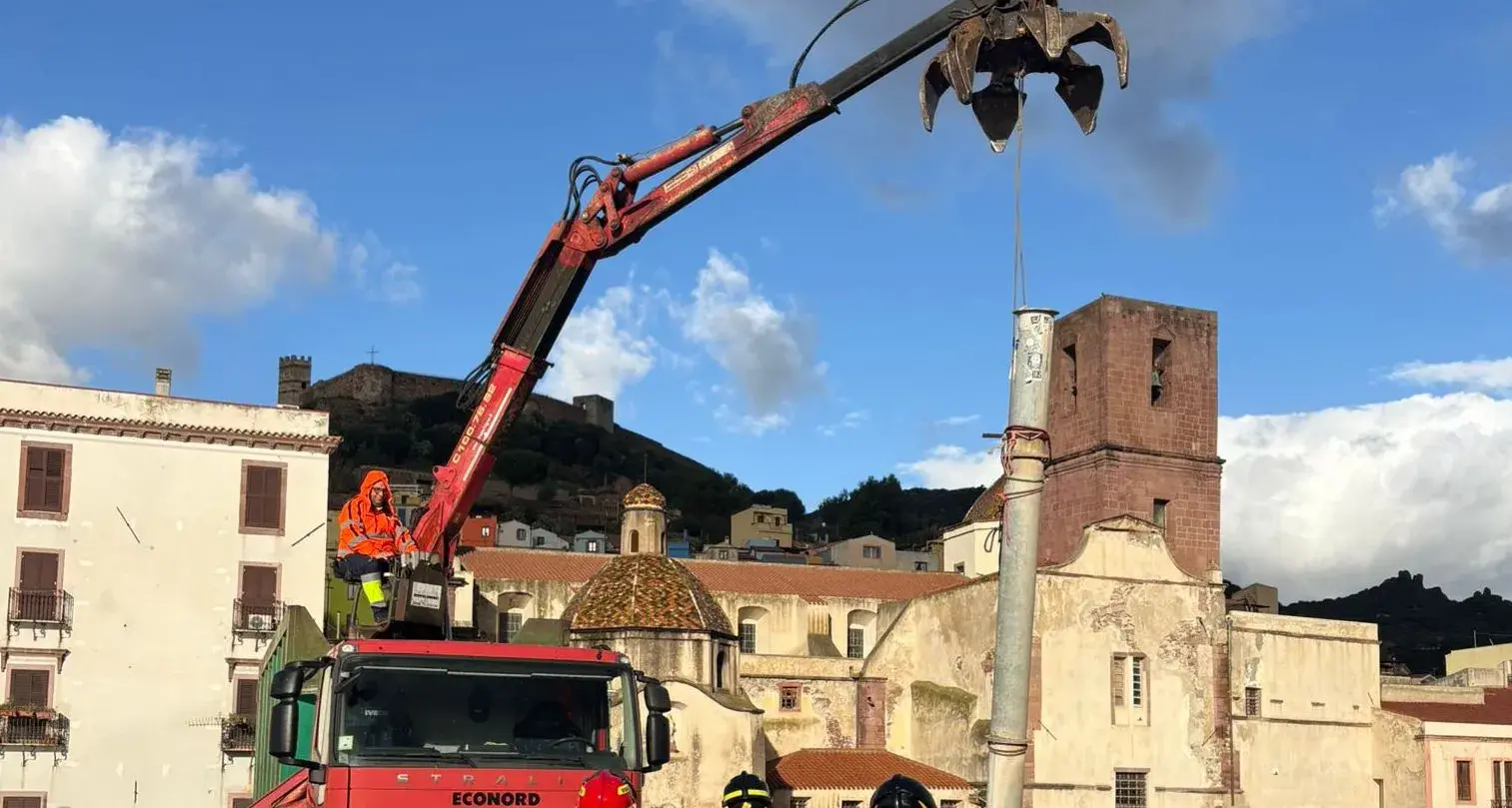 A Bosa rimossa la stadia pericolante dal Ponte Vecchio