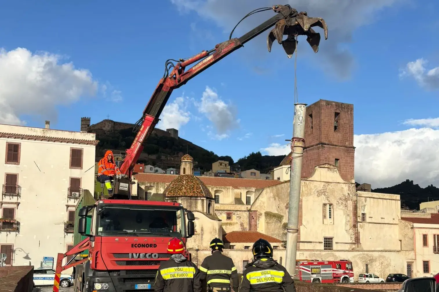 A Bosa rimossa la stadia pericolante dal Ponte Vecchio
