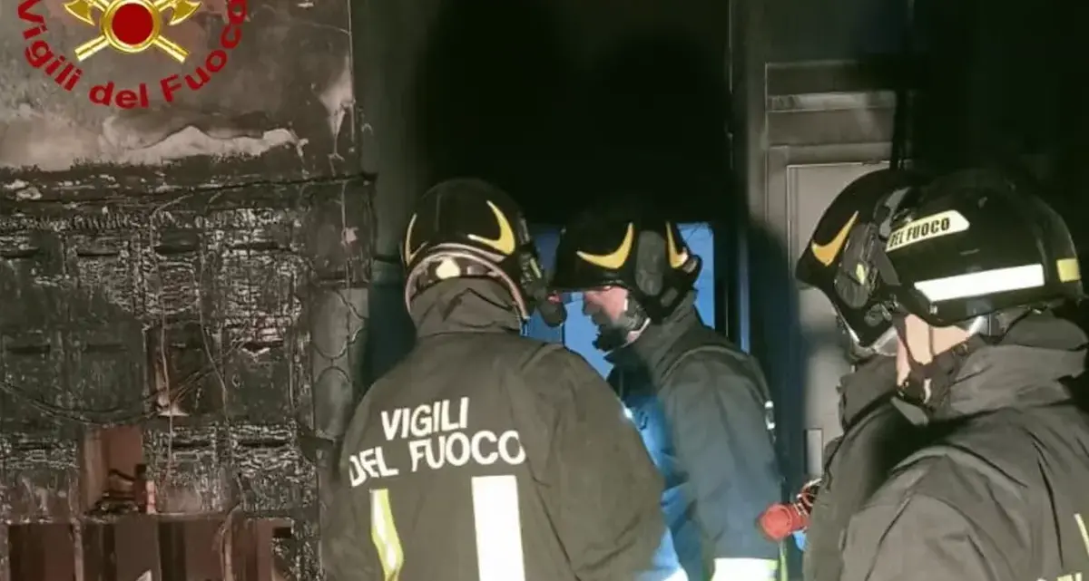 Paura a Piombino: incendio in un condominio, evacuati 19 appartamenti