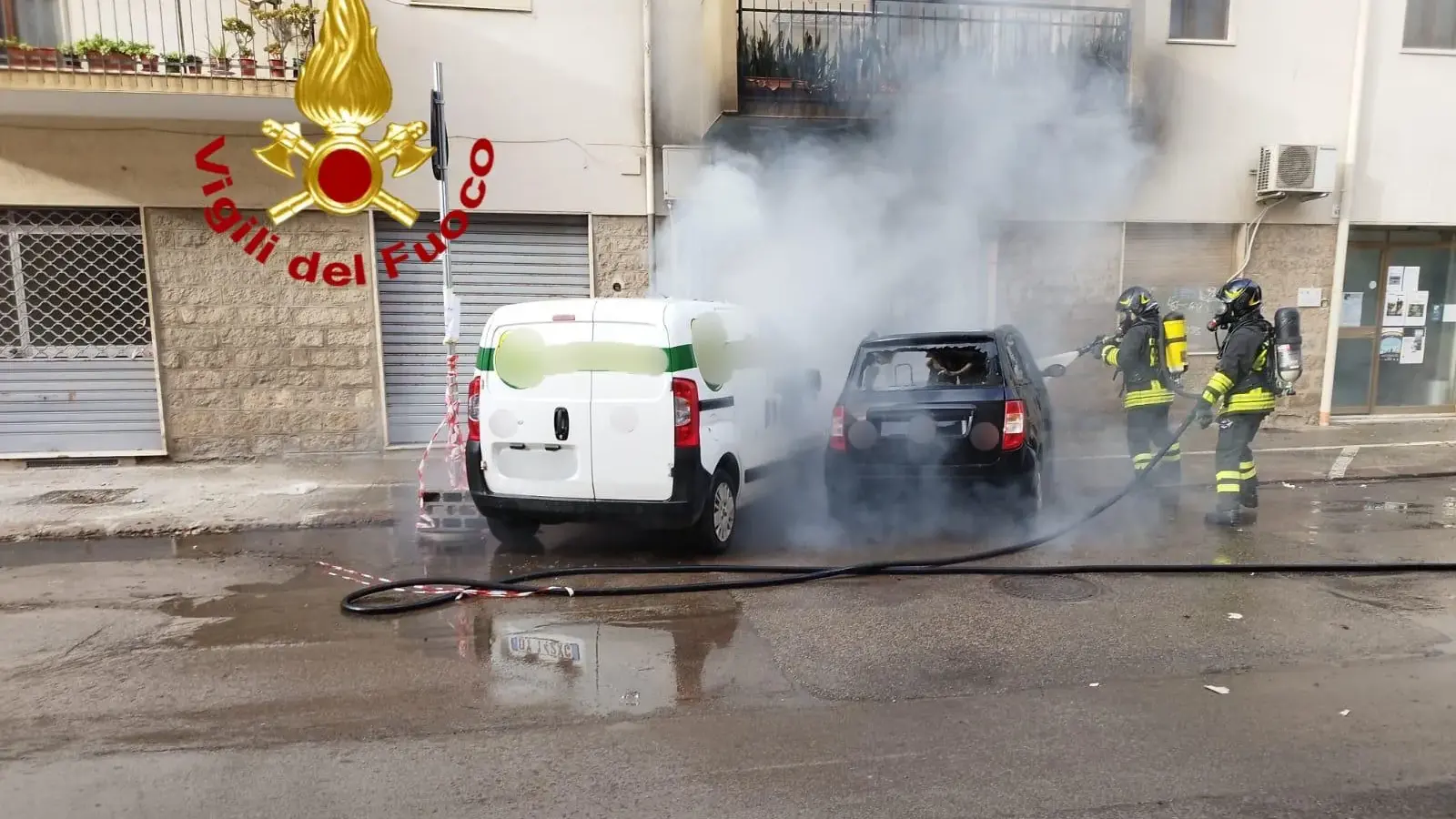 Incendio di un’auto ad Alghero: fiamme lambiscono altri veicoli e una palazzina