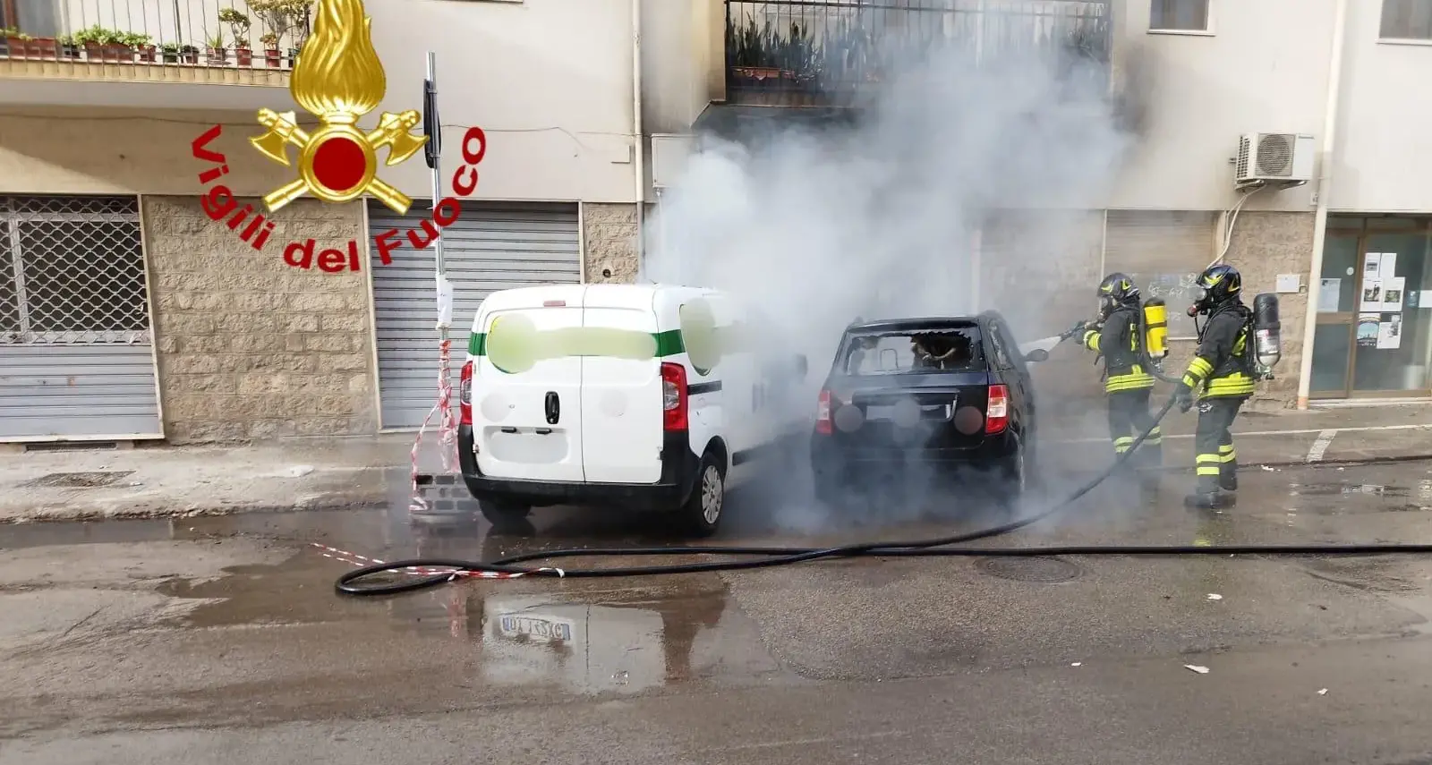 Incendio di un’auto ad Alghero: fiamme lambiscono altri veicoli e una palazzina