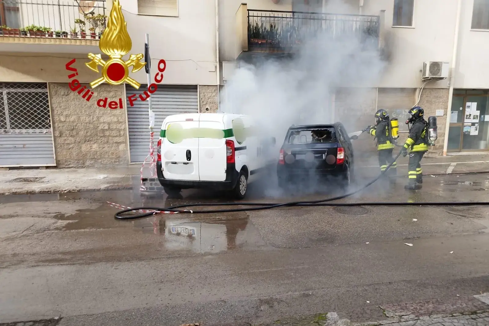 Incendio di un’auto ad Alghero: fiamme lambiscono altri veicoli e una palazzina