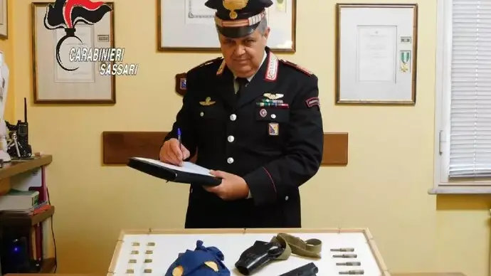 Con passamontagna e scacciacani minaccia il titolare di un negozio: denunciato a Usini