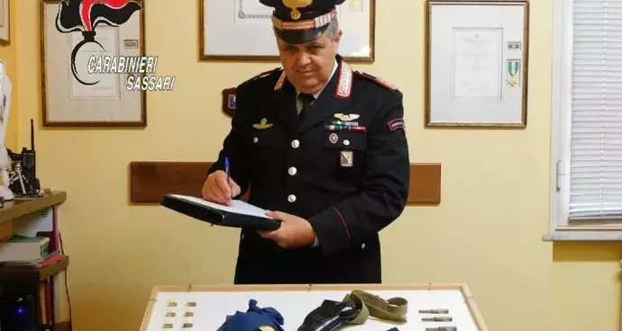 Con passamontagna e scacciacani minaccia il titolare di un negozio: denunciato a Usini