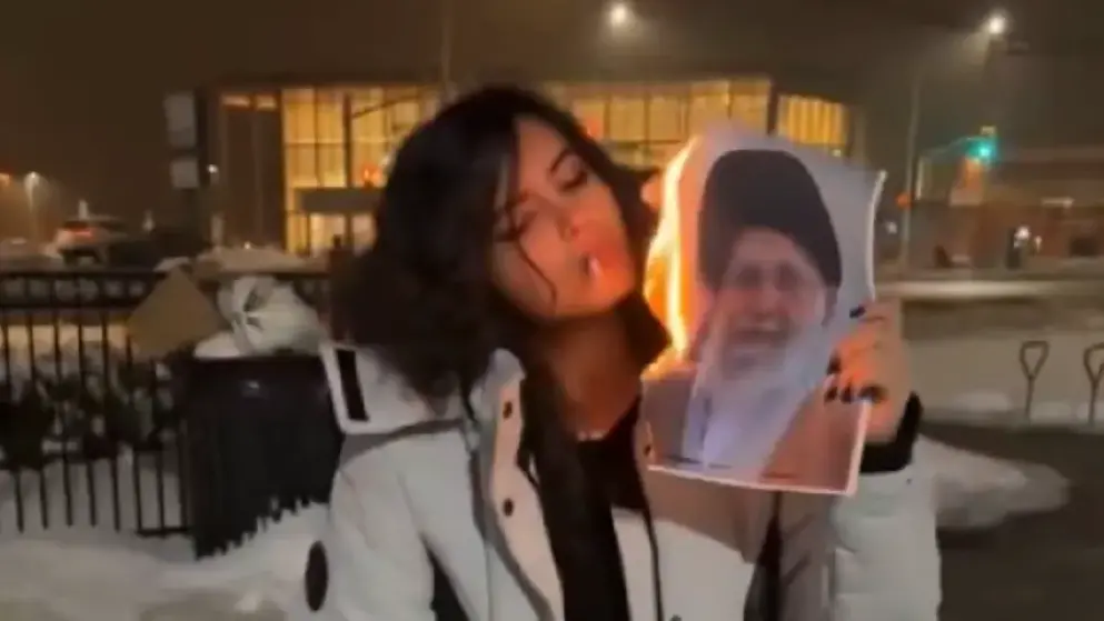 Iran, proteste e minacce di pena di morte: sigarette contro il regime